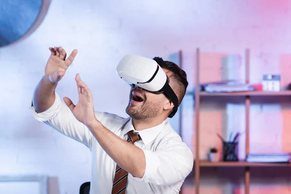 Amazed architect gesturing while using vr headset in office — Stock Photo