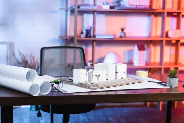 Архітектурний макет, креслення та окуляри на столі в офісі — стокове фото