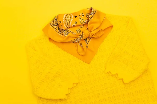 Vista superior de cachecol com ornamentado e roupas isoladas em amarelo — Fotografia de Stock