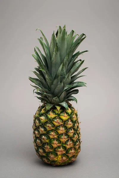 Ananas mûr et frais entier sur fond gris — Photo de stock