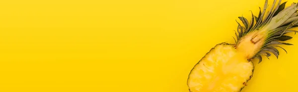 Ansicht von der Hälfte der reifen und frischen Ananas isoliert auf gelb, Banner — Stockfoto