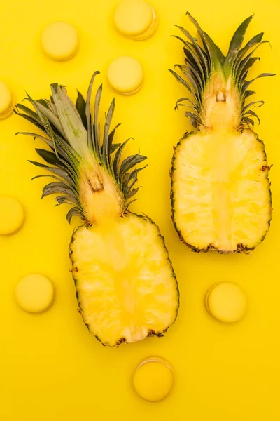 Vue de dessus de moitiés d'ananas juteux et sucrés isolés sur jaune — Photo de stock