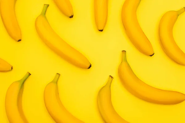 Vista superior de bananas maduras isoladas em amarelo — Fotografia de Stock