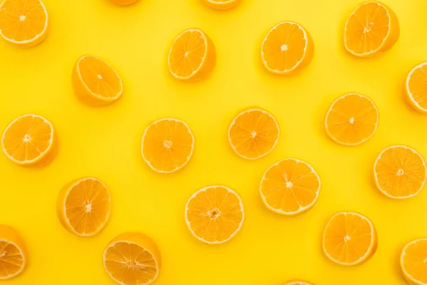 Vista superior de mitades de limones maduros aisladas en amarillo - foto de stock