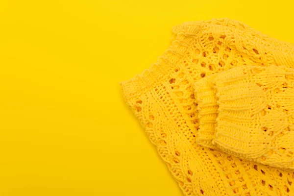 Vue de dessus des vêtements mous tricotés isolés sur jaune — Photo de stock