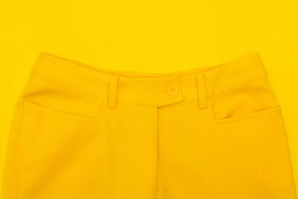 Vista superior de calças modernas com bolsos isolados em amarelo — Fotografia de Stock