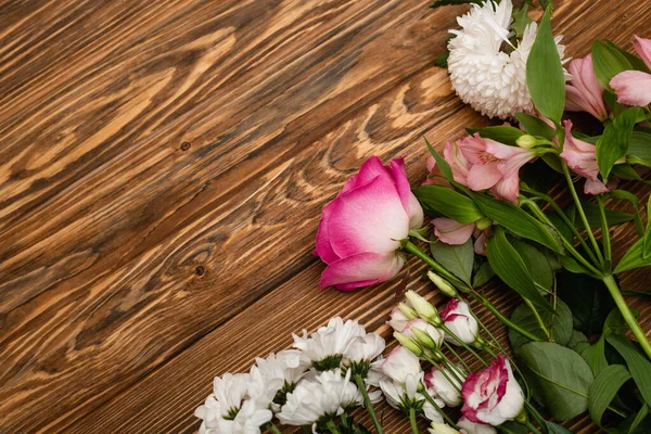 Вид зверху на різноманітність квітучих квітів на дерев'яній поверхні — стокове фото