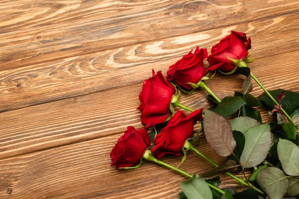 Vue grand angle des roses rouges sur la surface en bois — Photo de stock