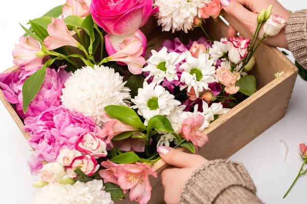 Vue recadrée de femme tenant boîte avec variété de fleurs sur blanc — Photo de stock