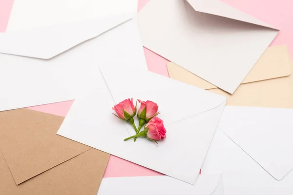 Vista superior de rosas de chá em envelopes e letras — Fotografia de Stock