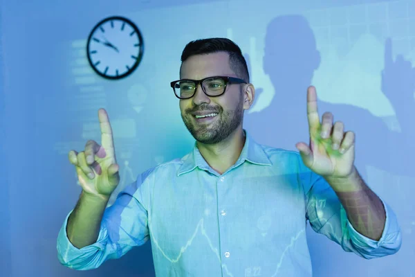 Homme d'affaires heureux dans des lunettes pointant avec les doigts au bureau — Photo de stock