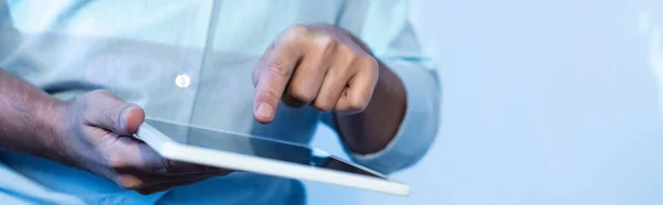 Teilbild des Geschäftsmannes, der mit dem Finger auf digitales Tablet mit leerem Bildschirm zeigt, Banner — Stockfoto