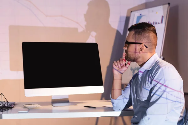 Geschäftsmann mit Brille blickt auf Computermonitor mit leerem Bildschirm — Stockfoto