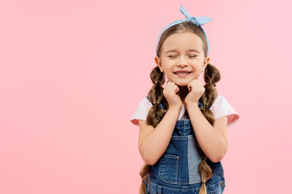 Heureux enfant avec les yeux fermés souriant isolé sur rose — Stock Photo