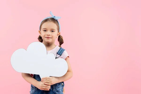 Fröhliches Kind hält Gedankenblase isoliert auf rosa — Stockfoto