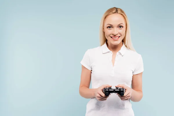 KYIV, UKRAINE - 25 NOVEMBRE 2020 : femme heureuse tenant un joystick isolé sur bleu — Photo de stock