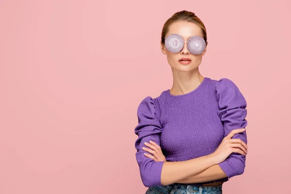 Jeune femme en chemisier violet et rondelles d'oignon lunettes isolées sur rose, concept surréaliste — Photo de stock
