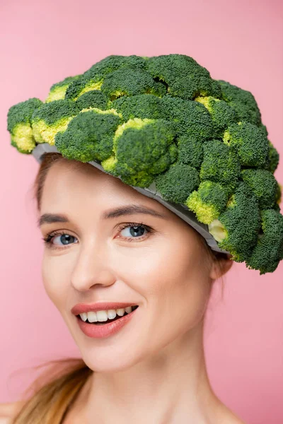 Portrait de femme gaie en chapeau de brocoli frais isolé sur rose, concept de surréalisme — Photo de stock