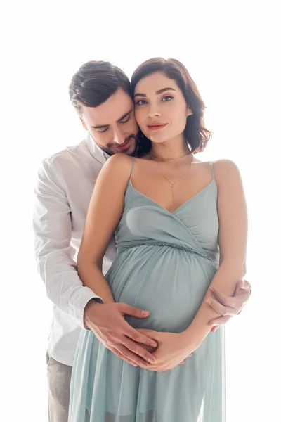 Barbudo homem abraçando bonita grávida esposa isolado no branco — Fotografia de Stock