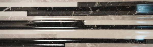 Фон черно-белый, глянцевая узкая плитка, с имитацией поверхности мрамора, вид сверху, баннер — стоковое фото