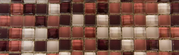 Fondo de pequeñas baldosas de vidrio multicolor, vista superior, banner - foto de stock