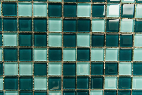 Hintergrund aus kleinen, grünen und blauen Glasfliesen, Draufsicht — Stockfoto