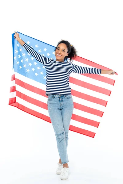 Volle Länge Ansicht der glücklichen afrikanisch-amerikanischen Frau steht mit US-Flagge auf weiß — Stockfoto