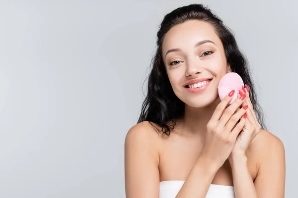 Alegre joven mujer usando cepillo de limpieza aislado en gris — Stock Photo