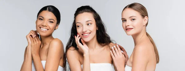 Verschiedene multiethnische Frauen, die isoliert auf grauem Banner lächeln — Stockfoto