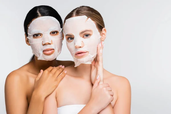 Межрасовые женщины в увлажняющих масках, изолированных на белом — Stock Photo