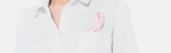 Vista recortada de la mujer con el cáncer de mama cinta de conciencia en la camisa aislada en blanco, pancarta - foto de stock
