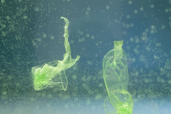 Пластиковый мусор под водой, экологическая концепция — стоковое фото