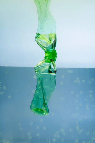 Botella de plástico usada bajo el agua, concepto de ecología - foto de stock