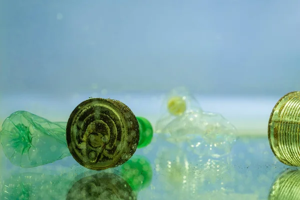 Lattine arrugginite e bottiglie di plastica sott'acqua, concetto di ecologia — Foto stock