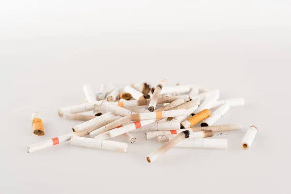 Stapel Zigarettenstummel auf weißer Fläche, ökologisches Konzept — Stockfoto