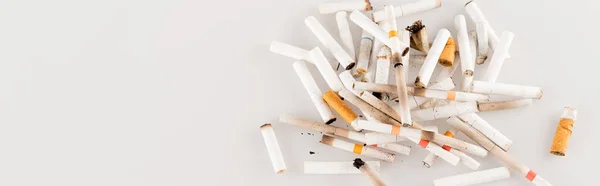 Ansicht von Zigarettenenden auf weißer Oberfläche, ökologisches Konzept, Banner — Stockfoto