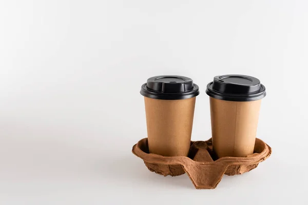 Café para ir en vasos de papel en gris, concepto de ecología - foto de stock