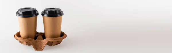 Bebida para llevar en vasos desechables en gris, concepto de ecología, bandera - foto de stock