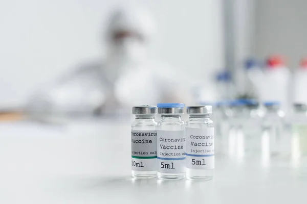 Крупним планом перегляд вакцин проти коронавірусу в лабораторії — стокове фото