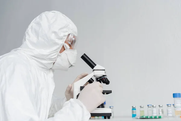 Wissenschaftler erforschen Impfstoff und verwenden Mikroskop im Labor — Stockfoto