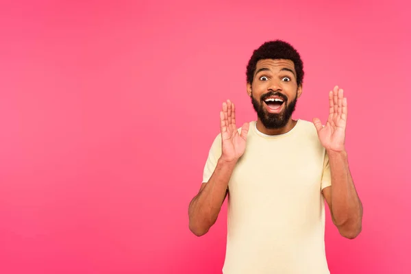 Espantado afro-americano homem gesticulando isolado em rosa — Fotografia de Stock