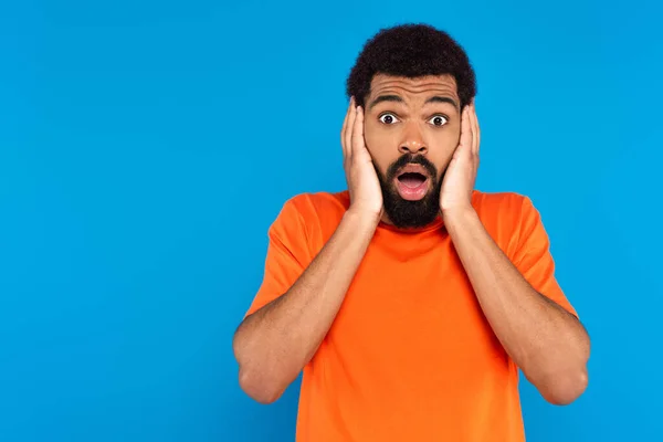 Choqué homme afro-américain isolé sur bleu — Photo de stock