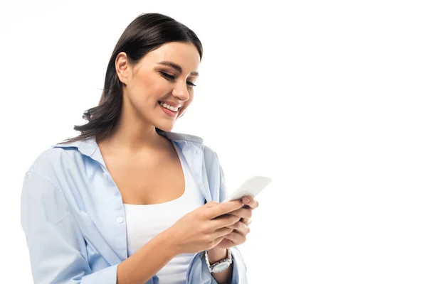 Fröhliche brünette Frau plaudert auf Handy isoliert auf weiß — Stockfoto