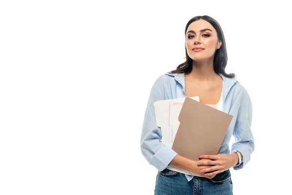 Empresária positiva em roupas casuais olhando para a câmera enquanto segurando documentos isolados em branco — Fotografia de Stock