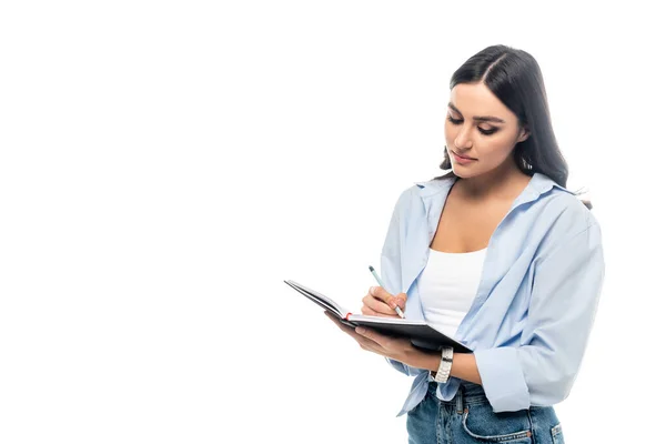 Молода бізнес-леді в повсякденному одязі пише в блокноті ізольовані на білому — стокове фото