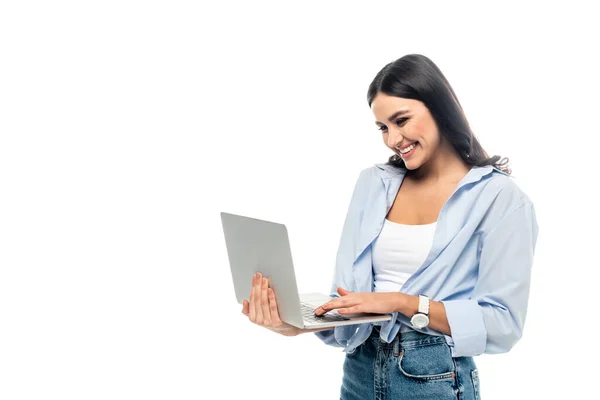 Femme d'affaires joyeuse en chemise bleue tapant sur ordinateur portable isolé sur blanc — Photo de stock