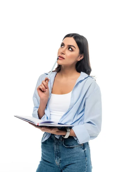 Premurosa donna d'affari che tiene penna e notebook mentre distoglie lo sguardo isolato sul bianco — Foto stock