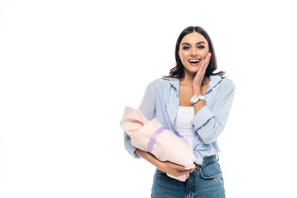 Mujer emocionada con el niño recién nacido mirando a la cámara aislada en blanco - foto de stock