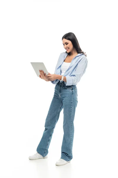 Вид в полный рост бизнесвумен в повседневной одежде, держащей ноутбук на белом фоне — стоковое фото