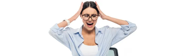 Wütende Geschäftsfrau, die den Kopf berührt, während sie mit geschlossenen Augen schreit, isoliert auf weißem Banner — Stockfoto